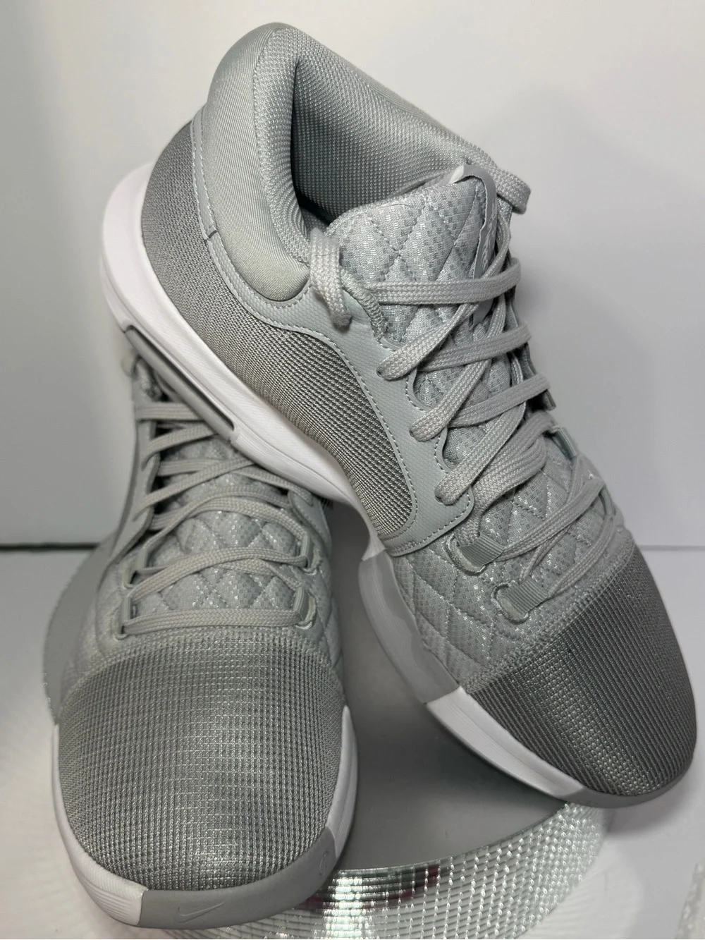 Nike Le bron Men's Low-Top Athletic Sneakers in Light Gray size 13 new w/out tag